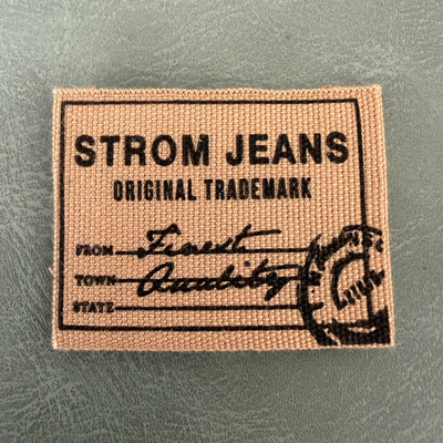 Печатан канвас етикет LBL 0074 4 x 3 см – кафява основа с черен печат, мек премиум дизайн, с лого