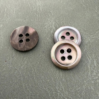 SHELL 07 SMOKE / GREY – Grey mother-of-pearl shirt button with 4 holes, thin rim, luxurious and natural
