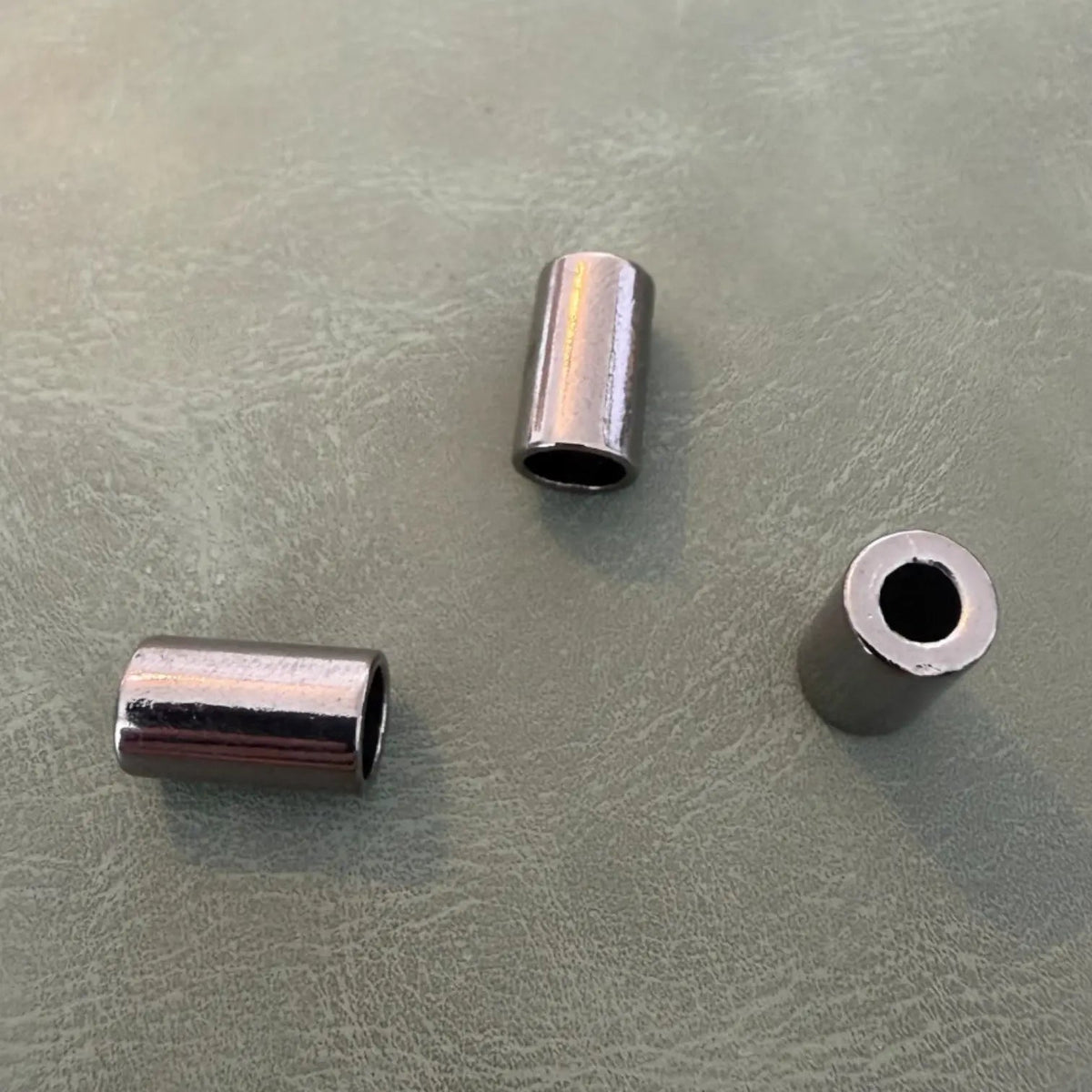 Metal Tip E-1999 Gun Metal 1.5 cm – Straight designer model with 1 hole
