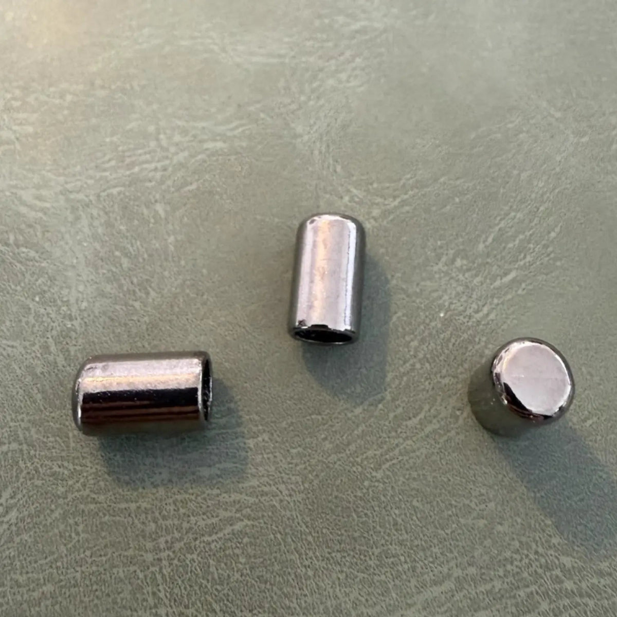 Metal tip E-2049 Gun Metal 1 cm – Designer delicate model with 1 hole