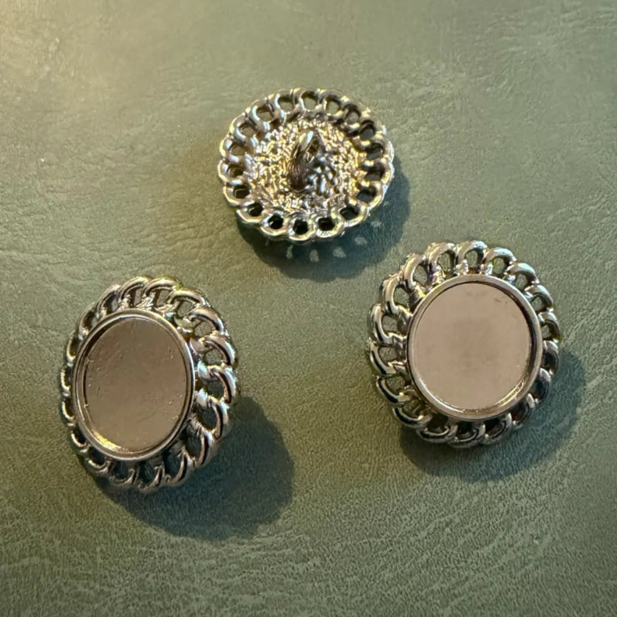 Метално копче Е-2137 Nickel 18 мм – Класическо копче столче (Shank), Луксозен дизайн