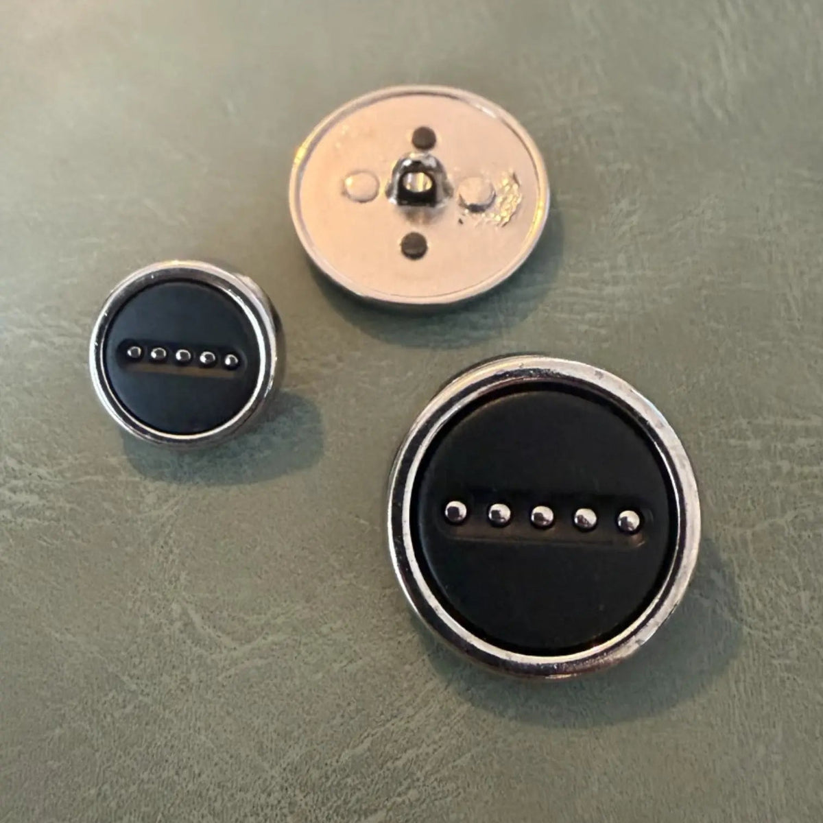 Метални копчета Е-2224 Nickel / Black 15 мм и 22 мм – Копче столче (Shank), Луксозен дизайн