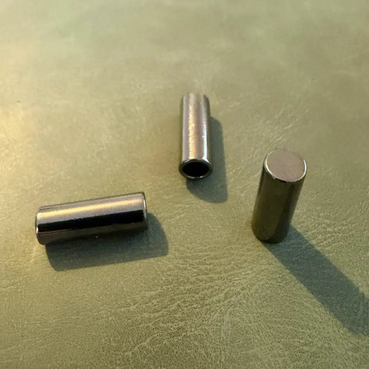 Метален накрайник E-2232 Gun Metal – Дълъг прав модел с 1 отвор, Луксозен – 20 мм