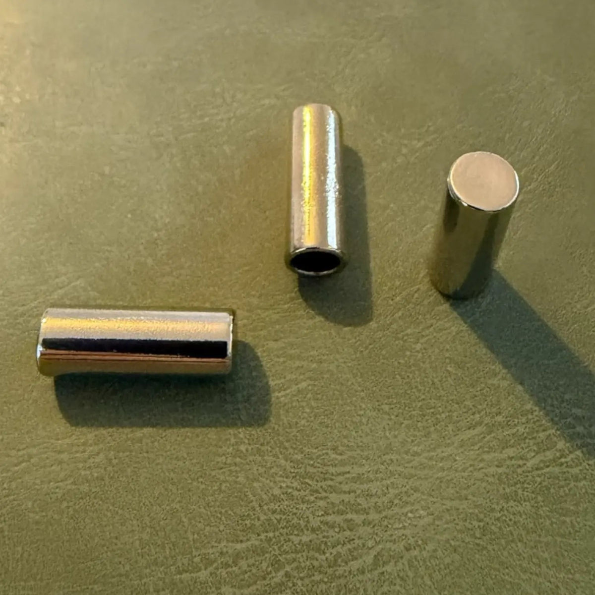 Metal end cap E-2232 Nickel – Long straight model with 1 hole, Luxury – 20 mm