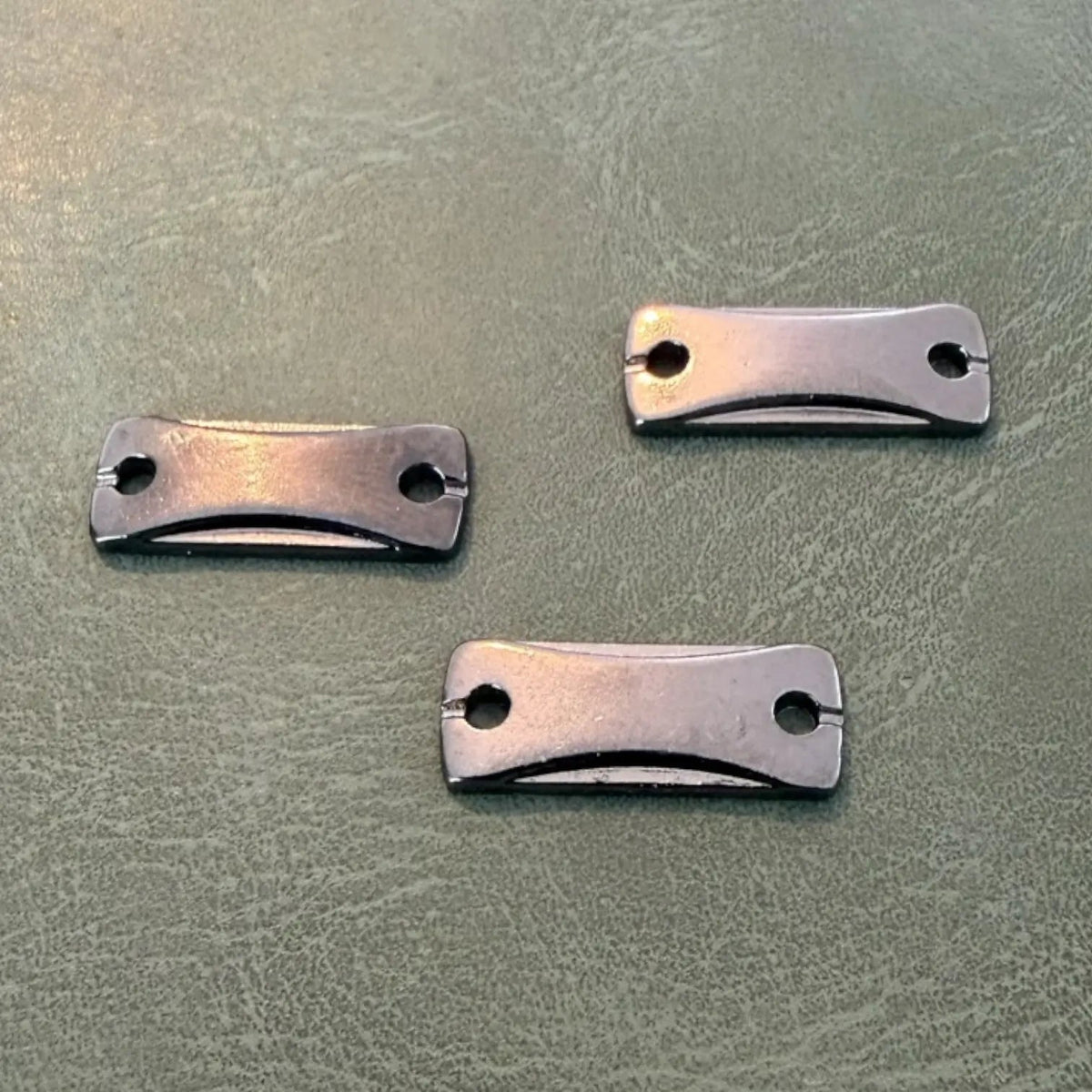Metal labels E-2296 Gun Metal 1.5 x 0.5 cm – Delicate design for laser branding