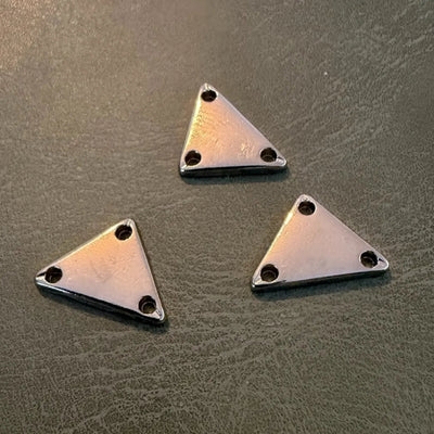 Metal tags E-2302 Nickel 1.5 x 1 x 1 cm – Triangular 3D shape, for laser branding