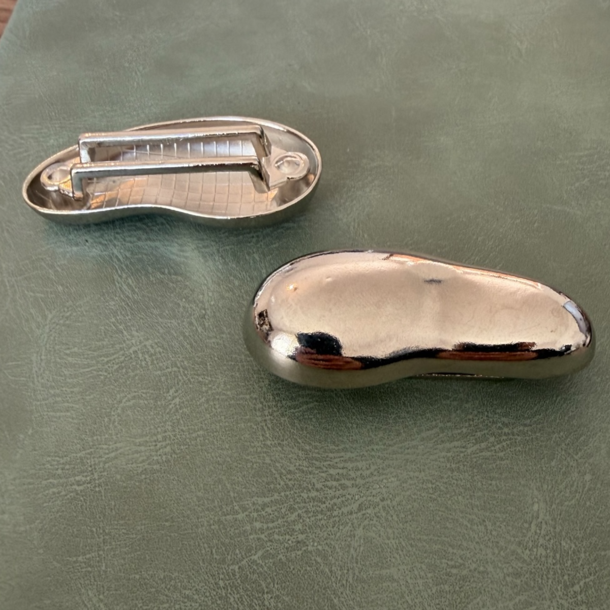Metal buckle E-2319 Silver – Unique shape, Designer buckle for belts and clothing – 3 cm
