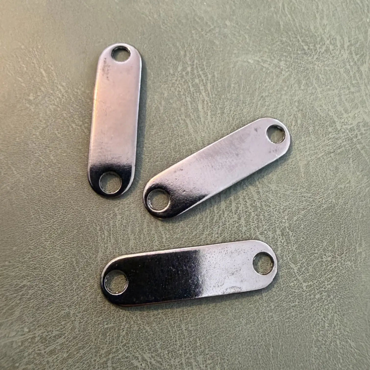Metal tags E-677 Gun Metal 3 x 0.8 cm – For laser branding