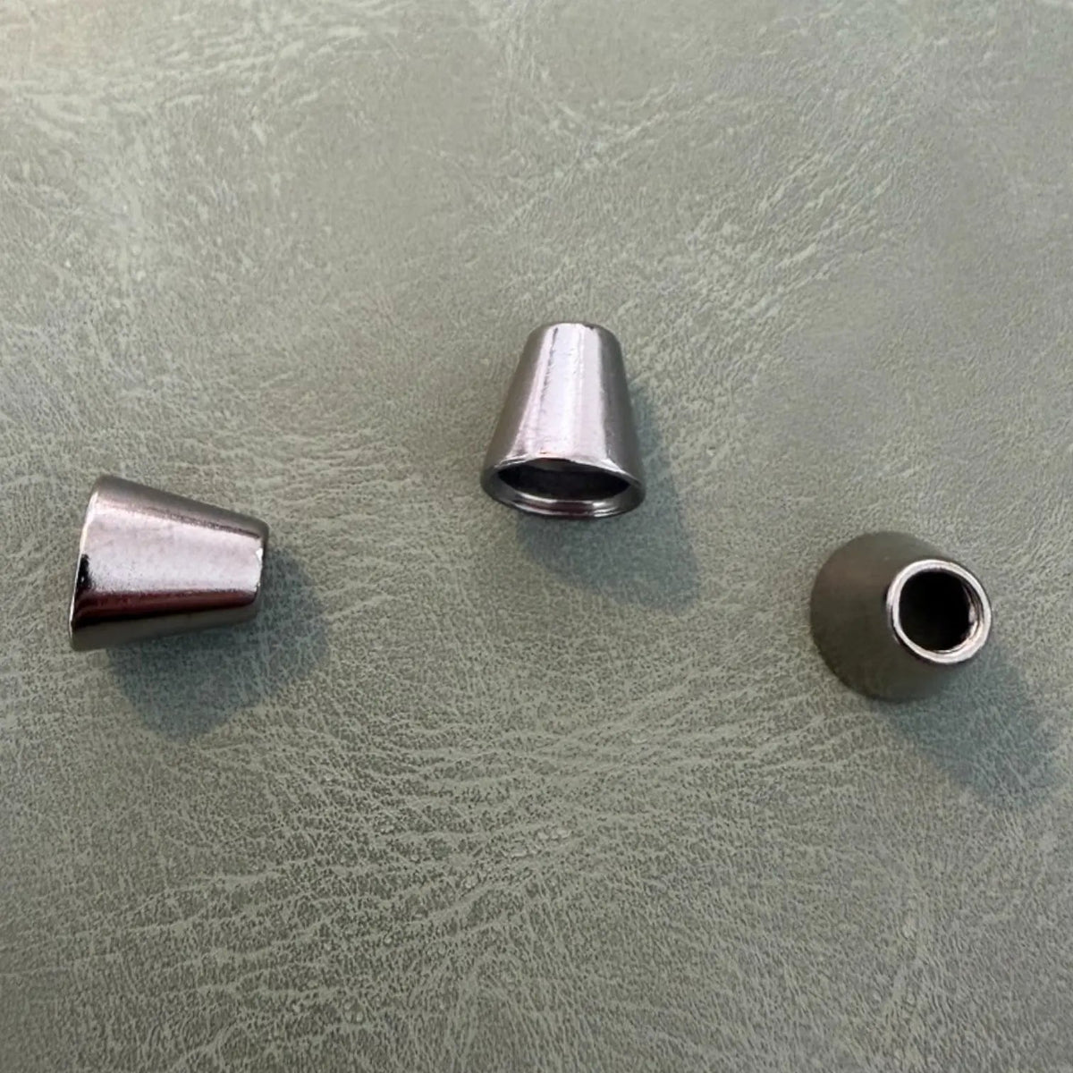 Метален накрайник Е-92 Gun Metal 1 см – Дизайн „круша“, нежен модел с 1 отвор
