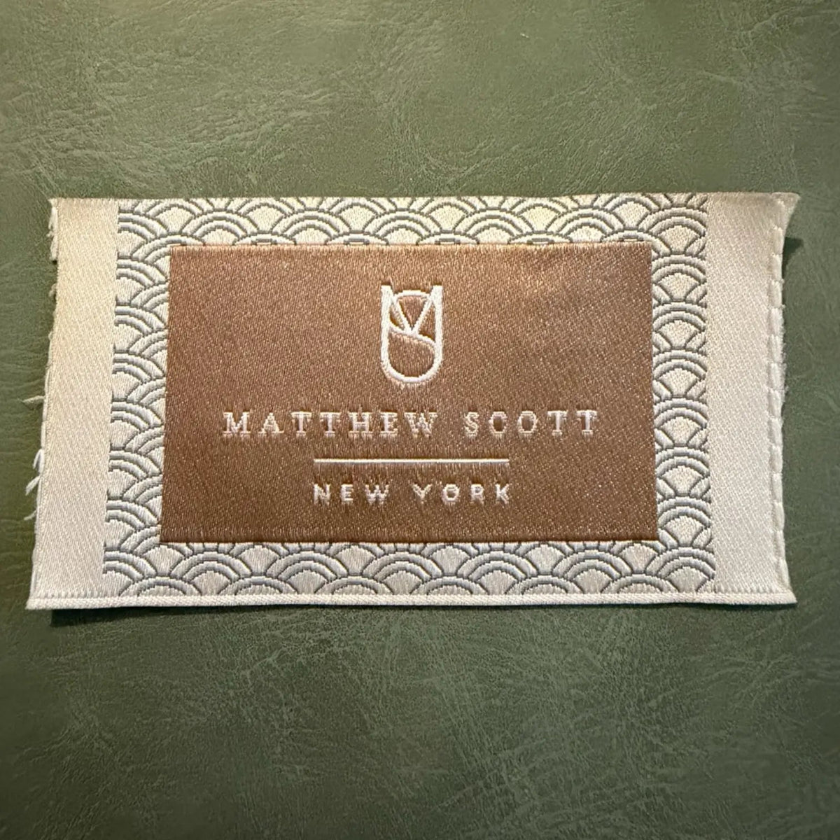 Jacquard woven label LBL 0024 8 x 4.5 cm – gold effect, premium wavy design, with logo