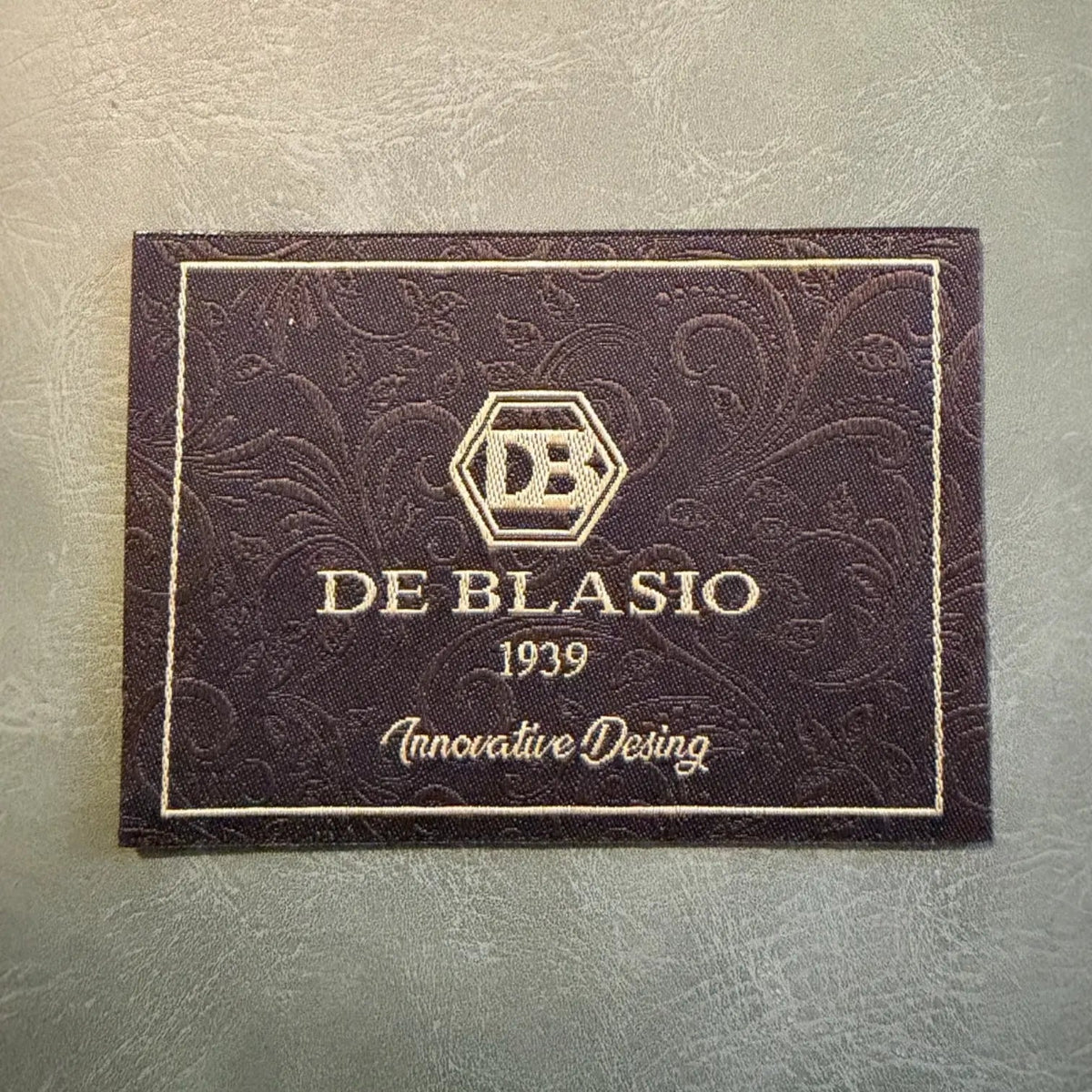 Jacquard woven label LBL 0026 7 x 5 cm – soft brown style, premium design, with logo