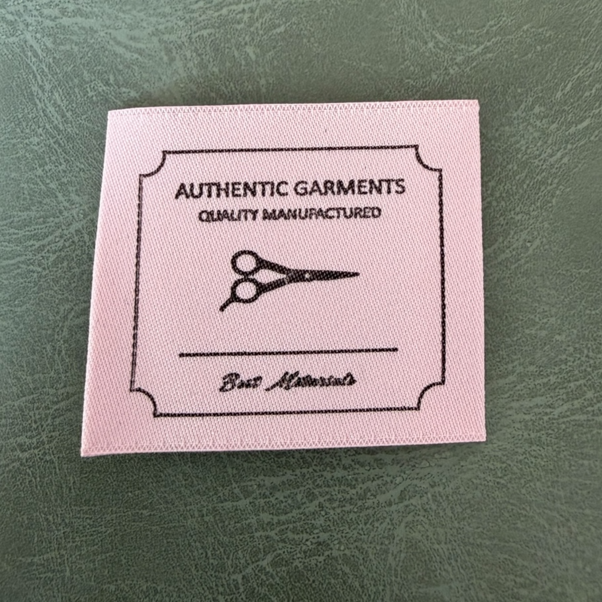 Jacquard woven label LBL 0058 4 x 3.5 cm – pink base with black letters, soft premium design, with logo