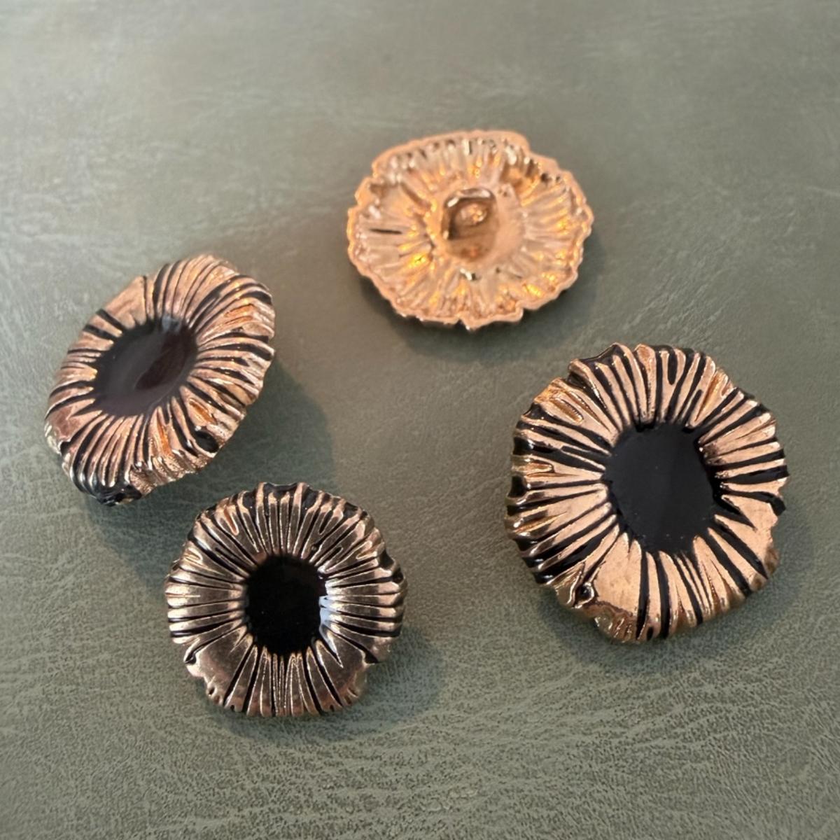 Metal buttons ME-2124 gold shank round flower shape
