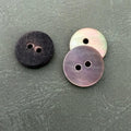 SHELL 02 SMOKE / GREY – Grey mother-of-pearl button, 2 holes, flat, luxurious and natural