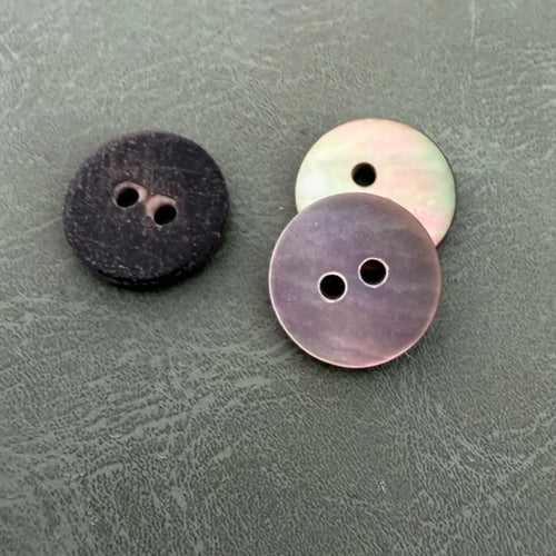 SHELL 02 SMOKE / GREY – Grey mother-of-pearl button, 2 holes, flat, luxurious and natural
