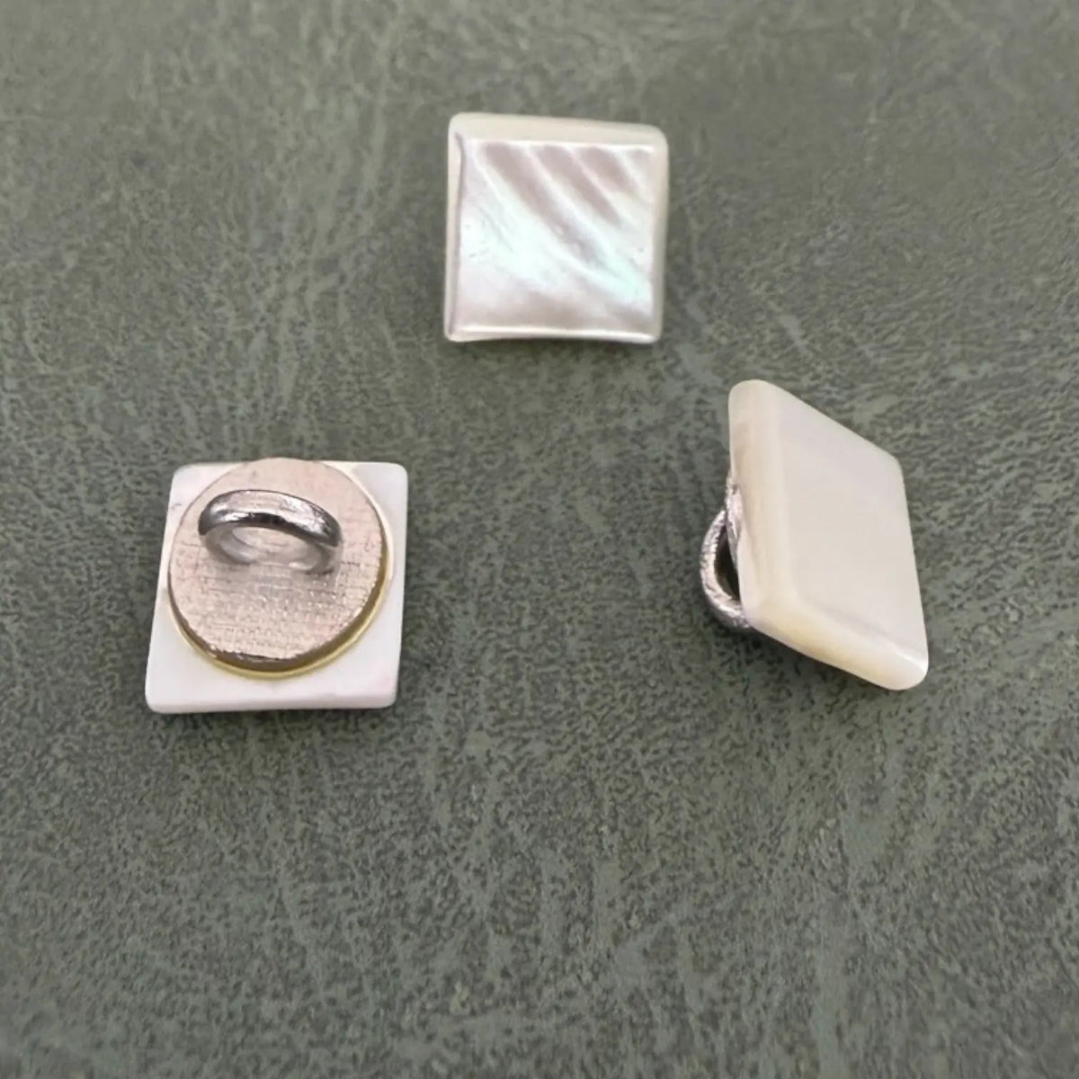 SHELL 03 WHITE – Луксозни квадратни седефени копчета Trocas със столче (shank), дизайнерски за мъжки и дамски дрехи