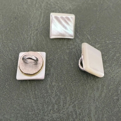 SHELL 03 WHITE – luxus, négyzet alakú, füles (shank) Trocas gyöngyház gombok, dizájner, férfi és női ruhákhoz