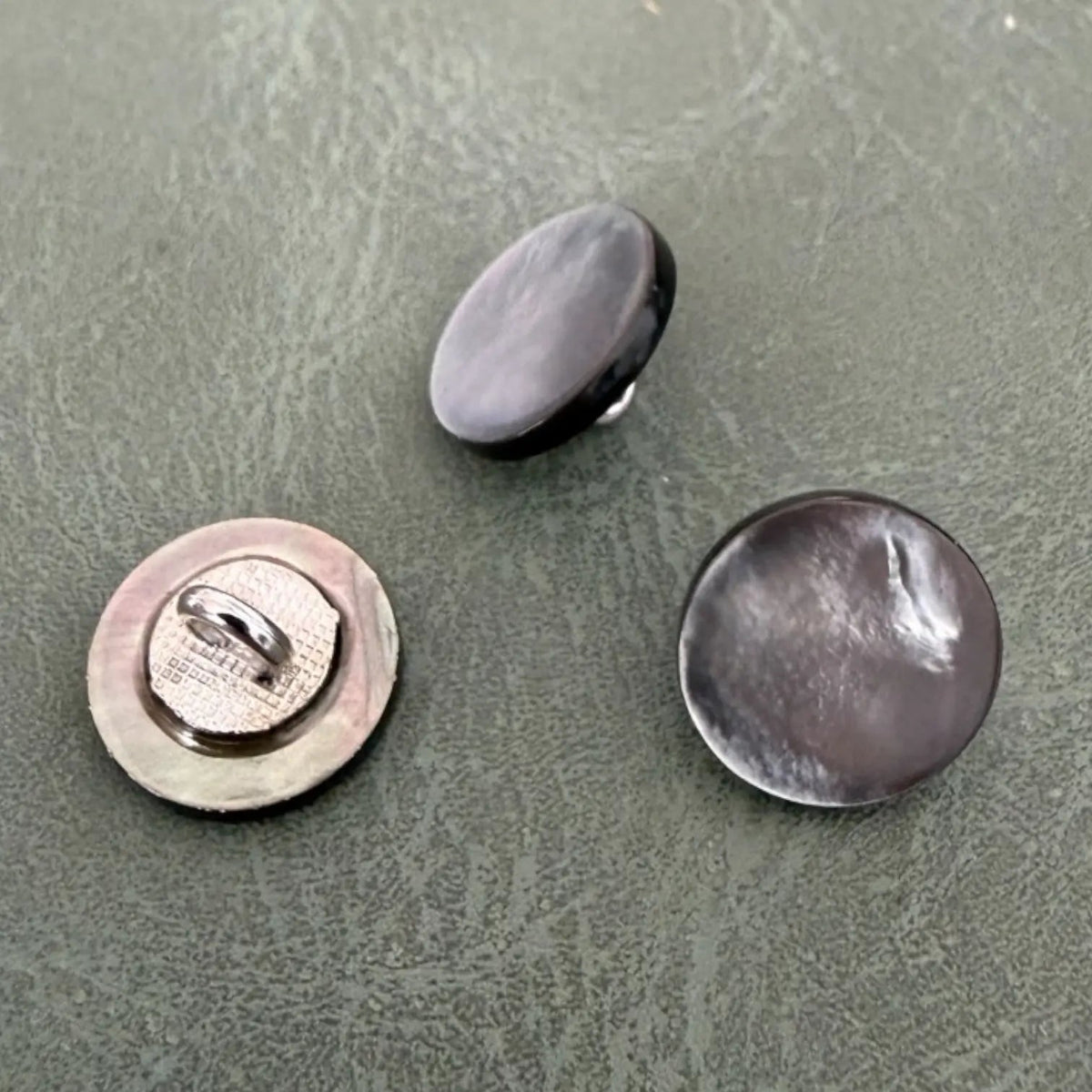 SHELL 08 SMOKE / GRAY – Луксозни седефени копчета Trocas със столче (shank), дизайнерски за мъжки и дамски дрехи