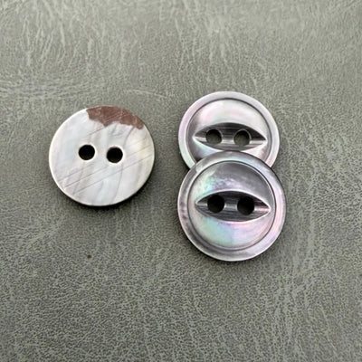 SHELL 10 SMOKE / GREY – Сиво седефено копче 2 дупки с ивица, луксозно и тип бижу