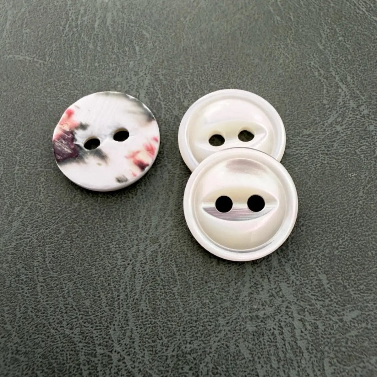 SHELL 10 WHITE – Бяло седефено копче 2 дупки с ивица, луксозно и тип бижу