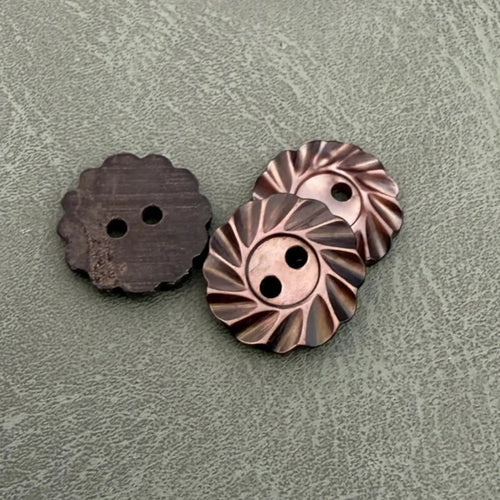 SHELL 13 BROWN – Luxury mother-of-pearl Trocas buttons, fin-shaped, 2 holes, jewelry-style