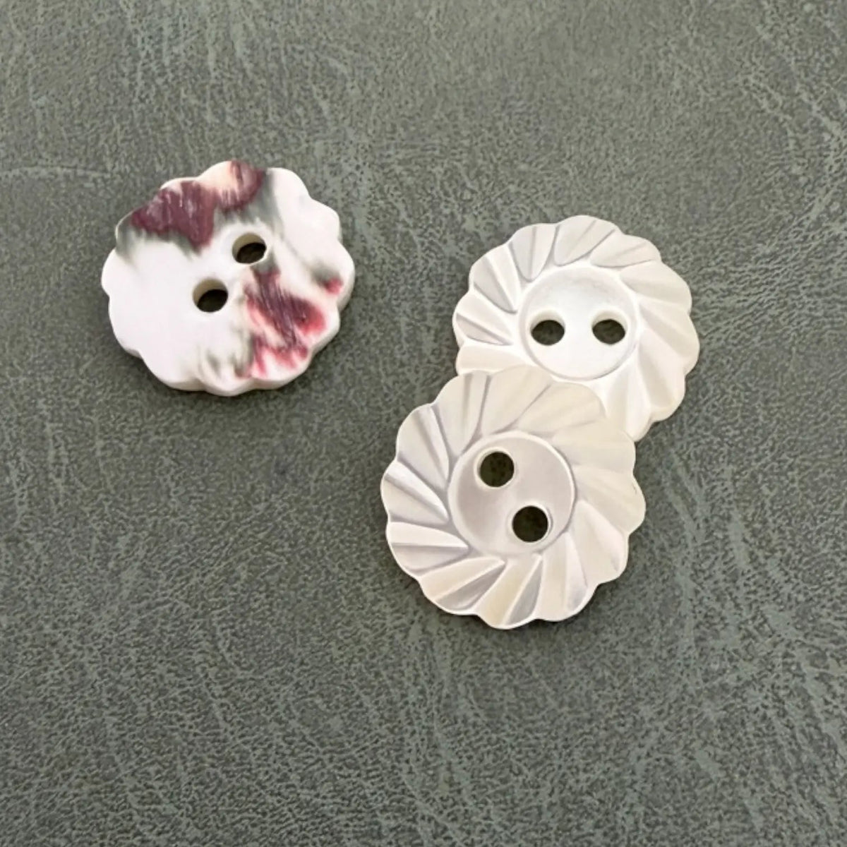 SHELL 13 WHITE – Луксозни седефени копчета Trocas с форма на перка, 2 дупки, тип бижу