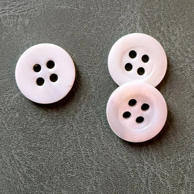 SHELL 17 WHITE – Classic 4-hole river shell buttons, durable and designer-made