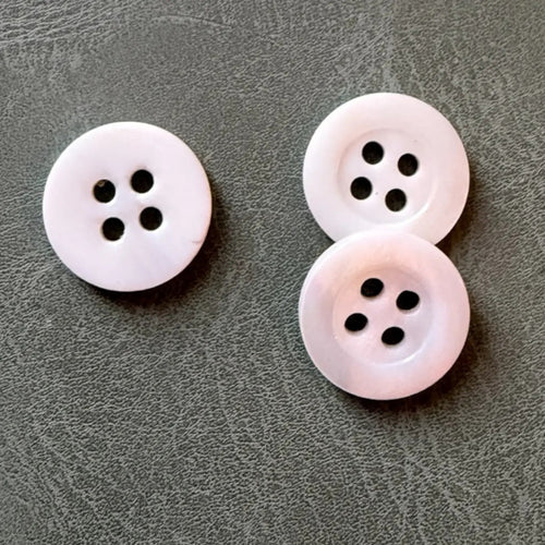 SHELL 17 WHITE – Classic 4-hole river shell buttons, durable and designer-made
