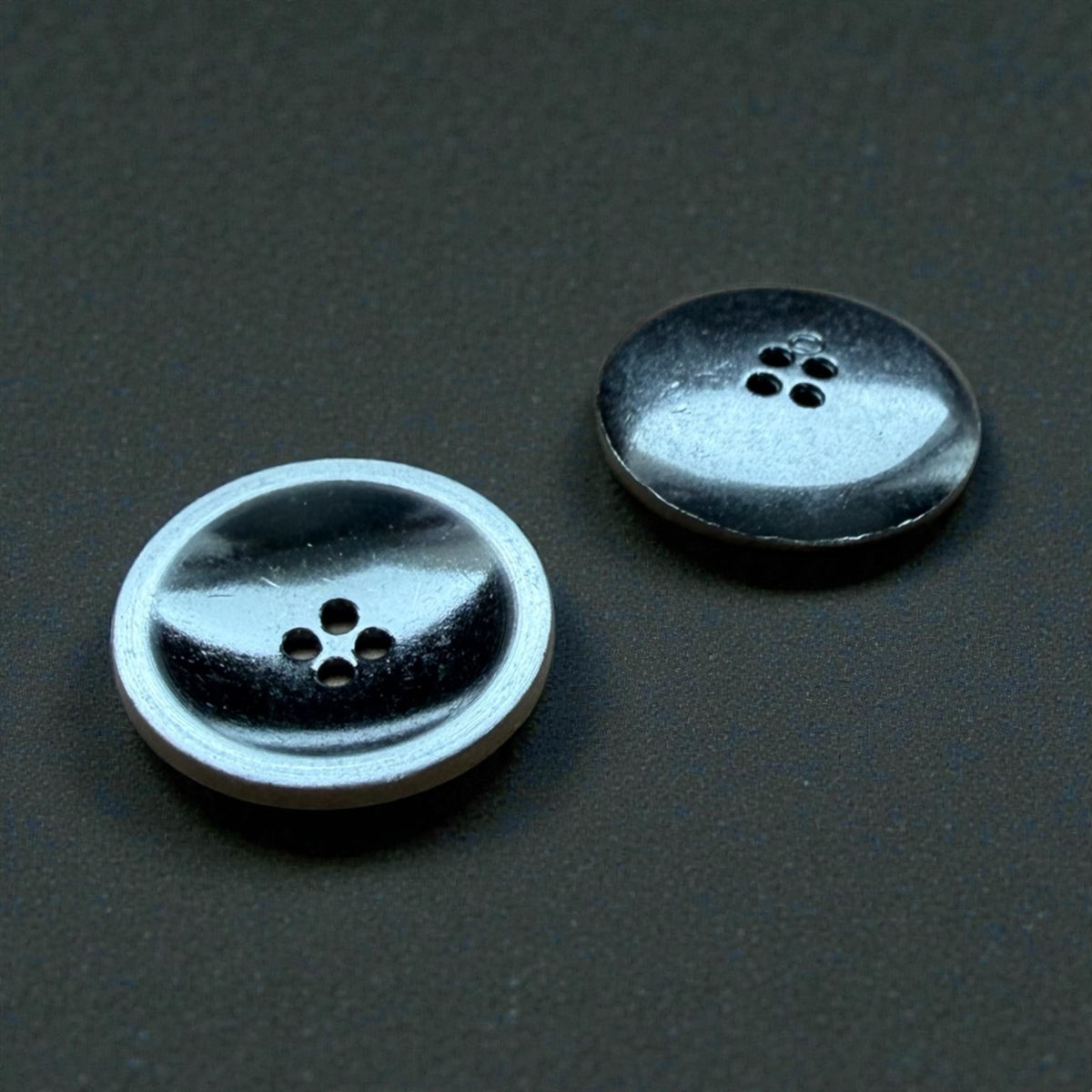 Lacquered metal buttons 20-04418 – 22 mm Gun Metal for suits and coats