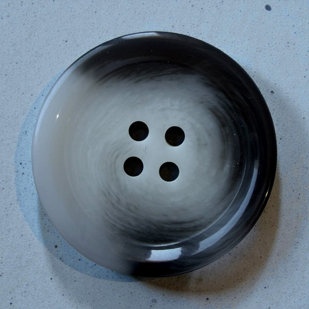 Melange polyester buttons PG 26 5 Col 14 – glossy grey with dark pattern