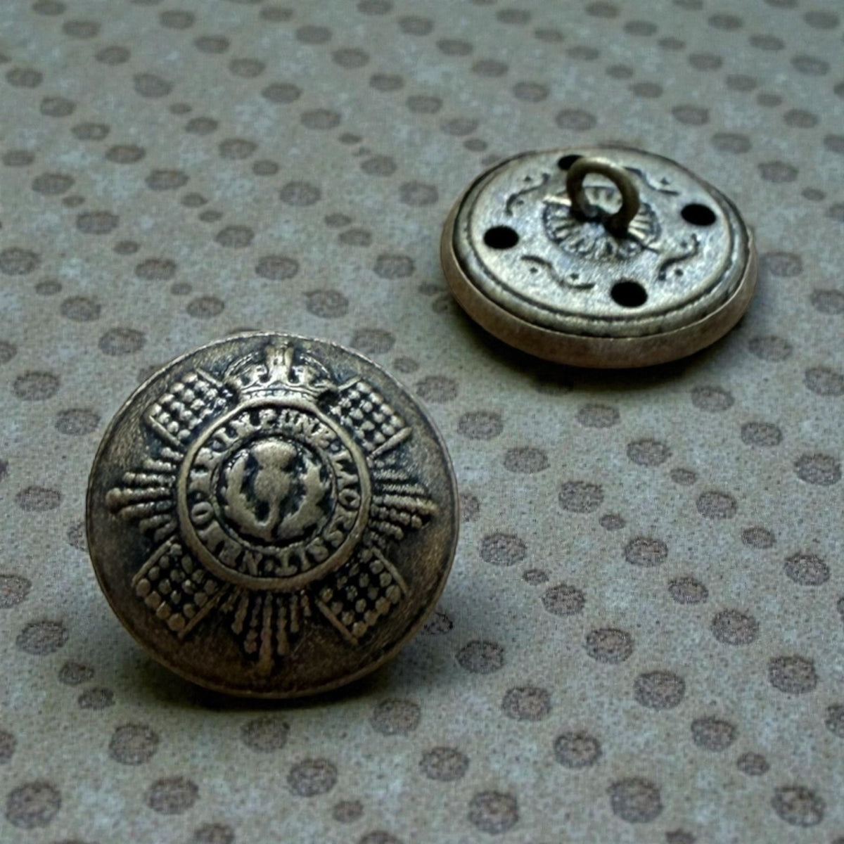 Lightweight metal brass buttons 20-046078-22 Col 2551 – Antique brass 18 mm