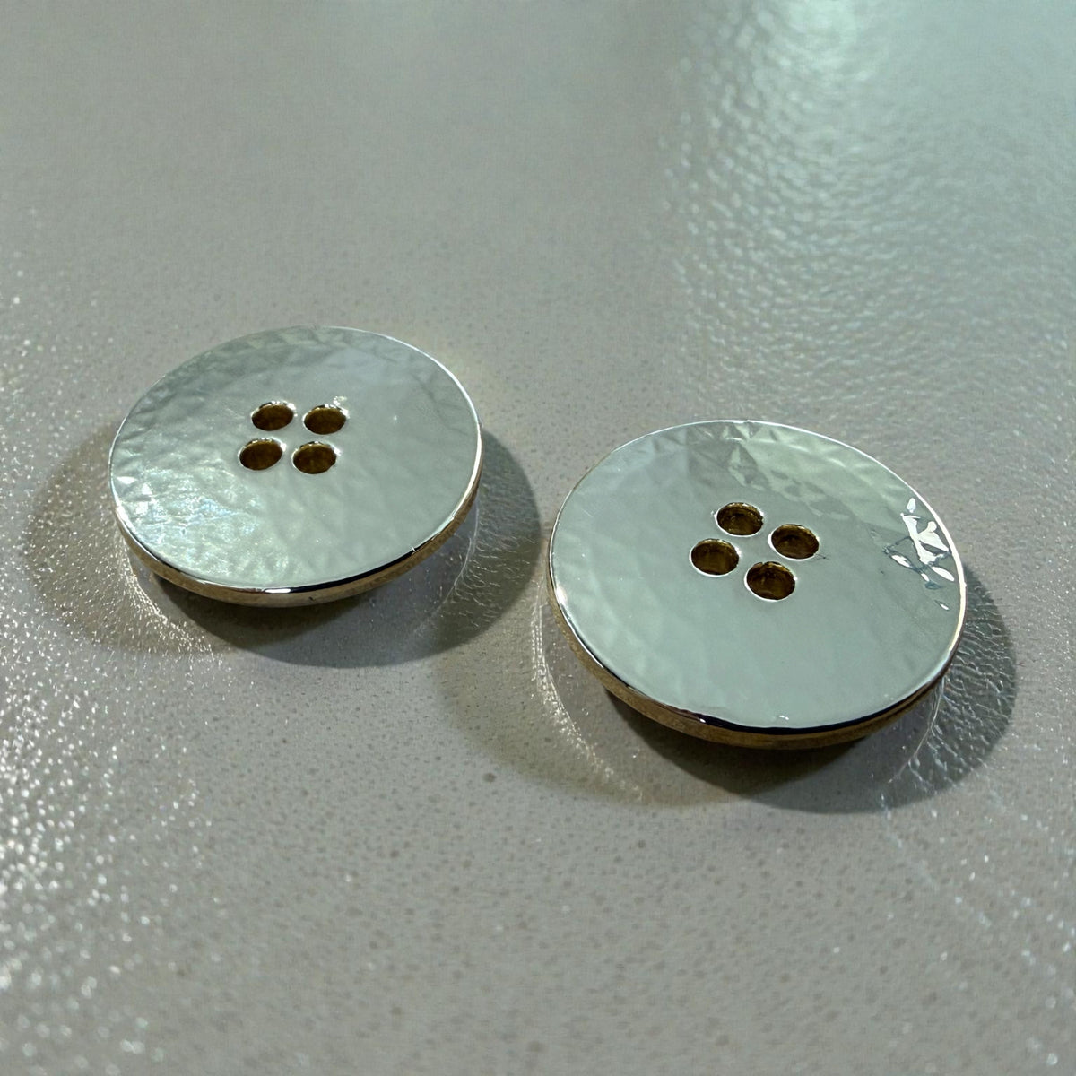 Metallic gold buttons with a unique design K1500 – 15 and 20 mm