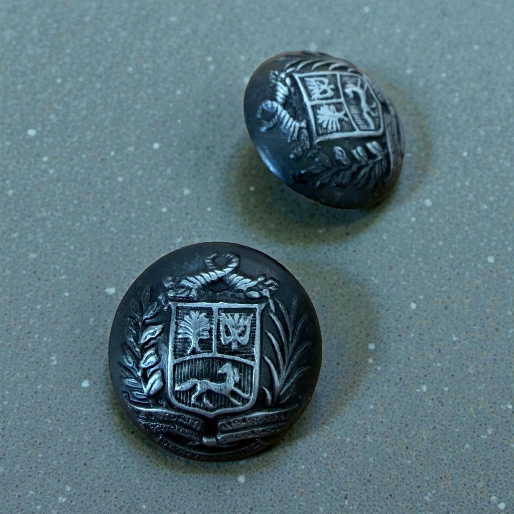 Metal buttons with emblem 1204026 Col 083 – 22 mm black with silver effect