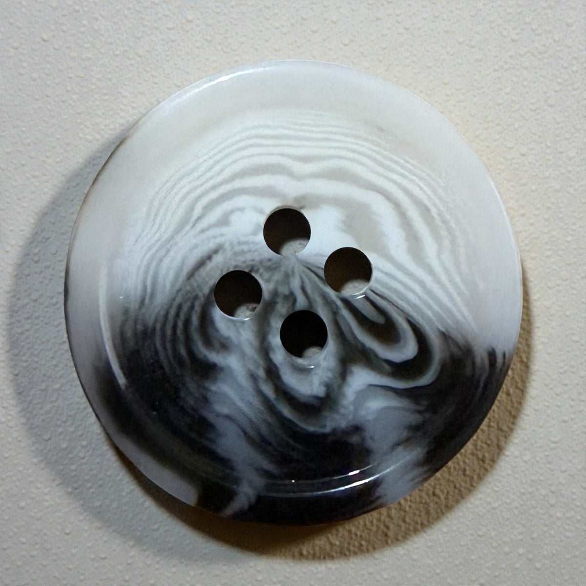 Polyester buttons MT 882 9-1 – shiny white with black effect (15, 18, 20, 22 and 25 mm)