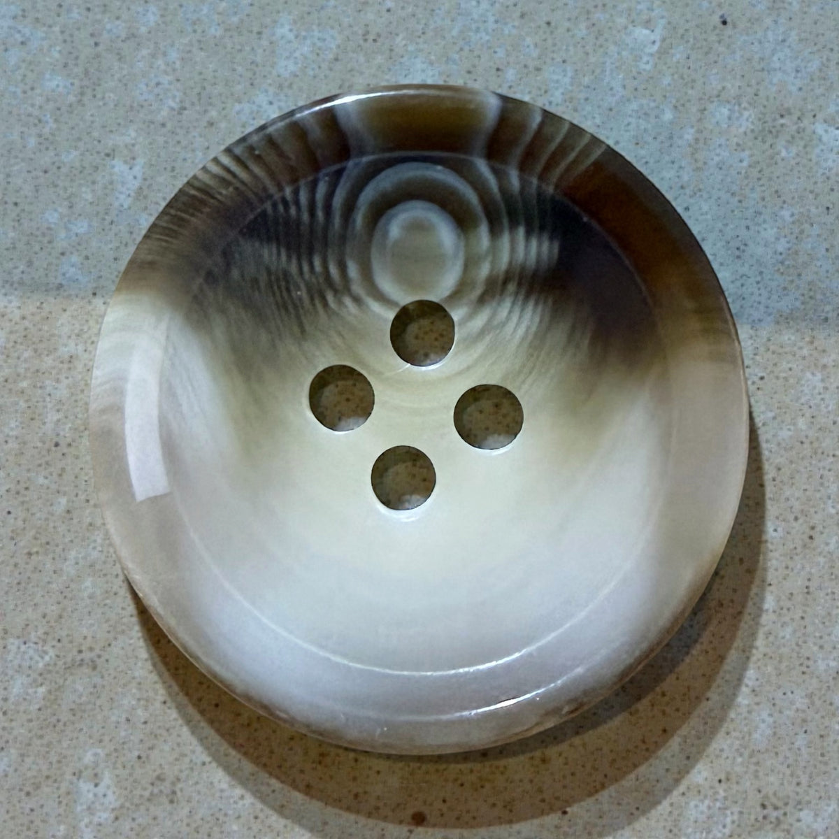 Polyester buttons MT 8826 – shiny beige with a brown effect (15, 18, 20, 22 and 25 mm)