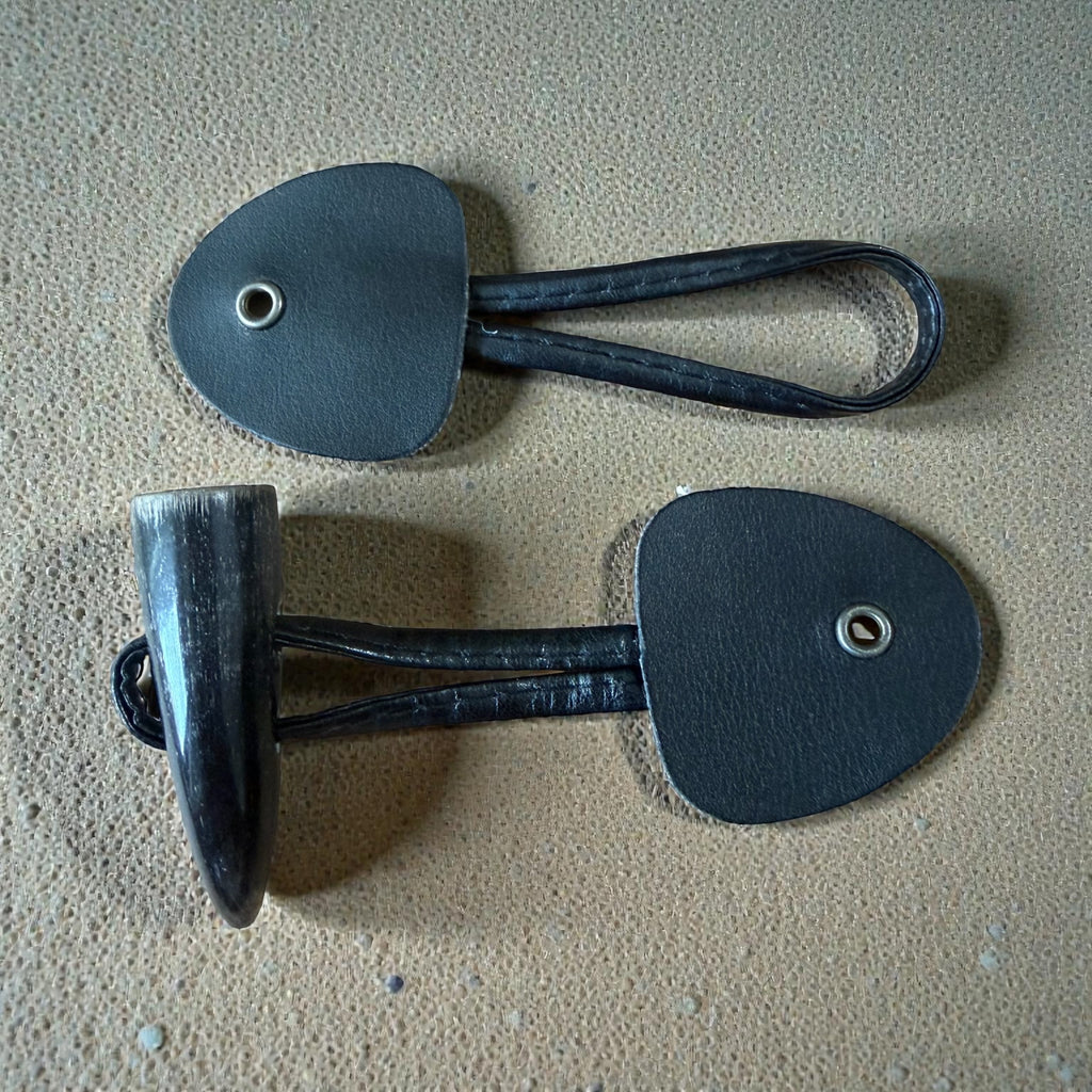 Set of horn buttons made of natural buffalo horn ECOP 14610 – Black with leather accessory
