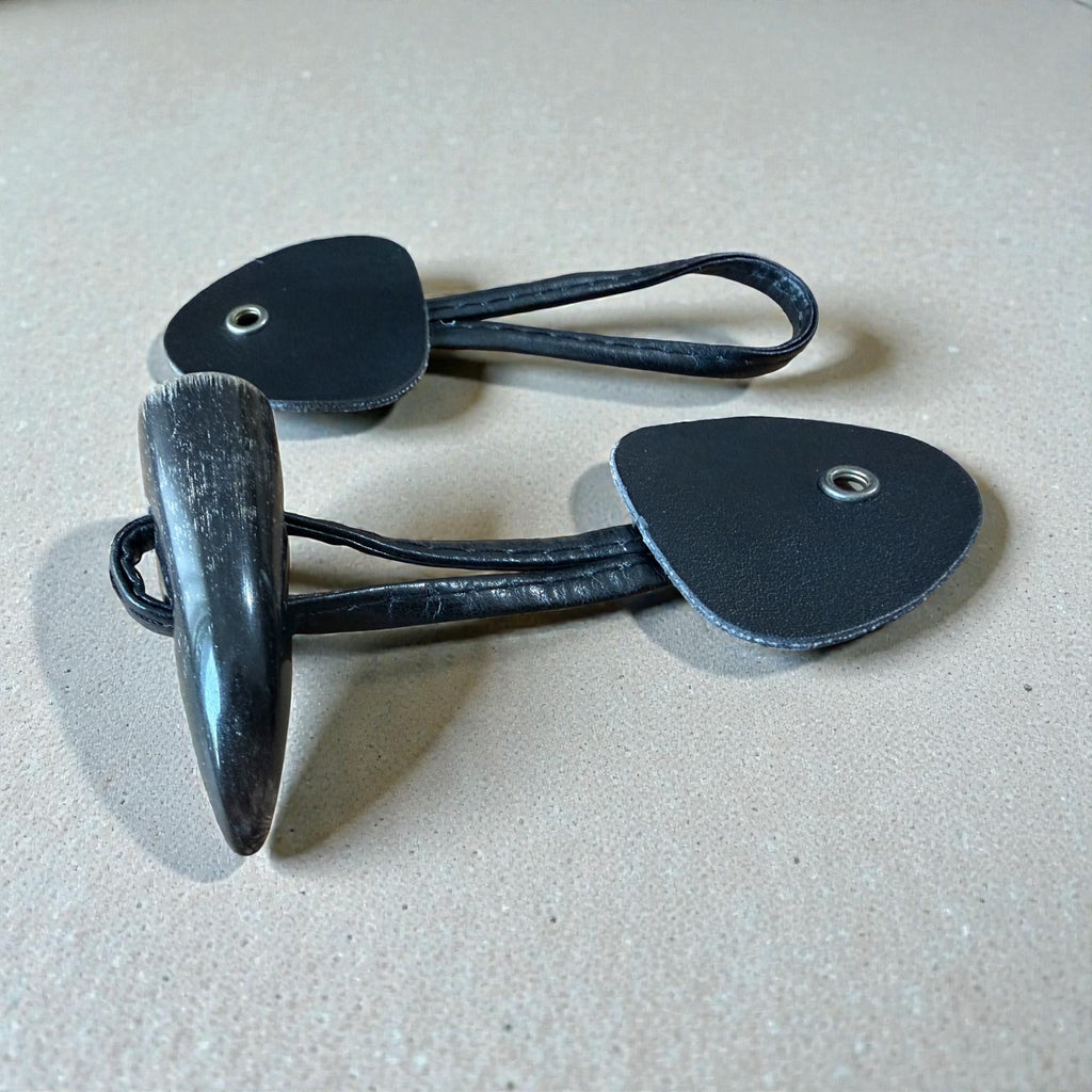 Set of horn buttons made of natural buffalo horn ECOP 14610 – Black with leather accessory