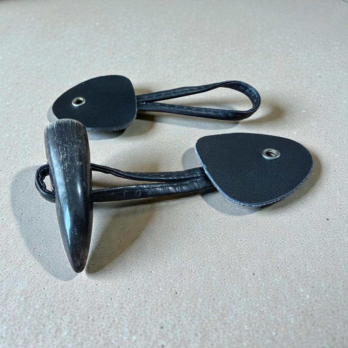 Set of horn buttons made of natural buffalo horn ECOP 14610 – Black with leather accessory