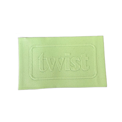 Jacquard szőtt címke LBL 0050 7 x 4 cm – zöld dizájn dombornyomott betűkkel, puha prémium stílus, logóval