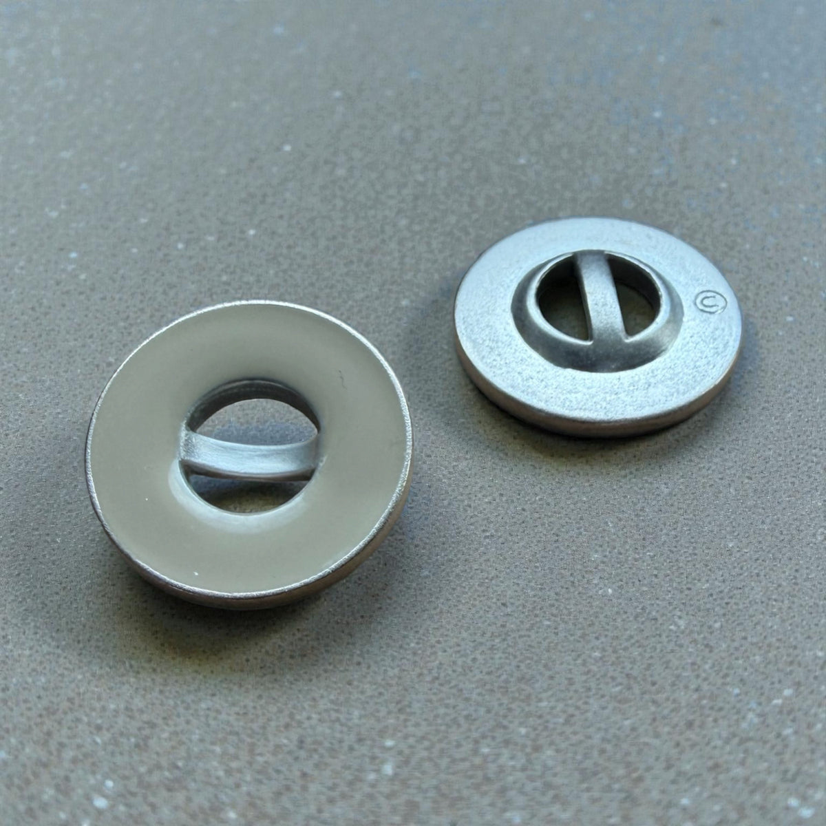 Дизайнерски метални копчета 20-047183-22 Col 2521 – Nickel Free 22 мм