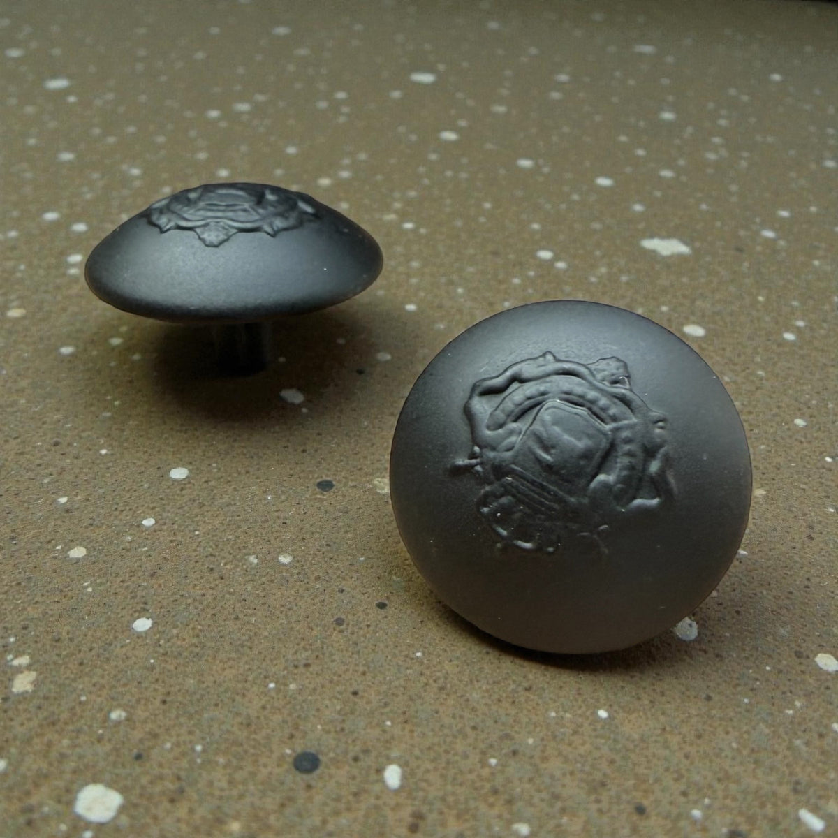 Black metal buttons 0806 – 22 mm Black Oxide with coat of arms for coat